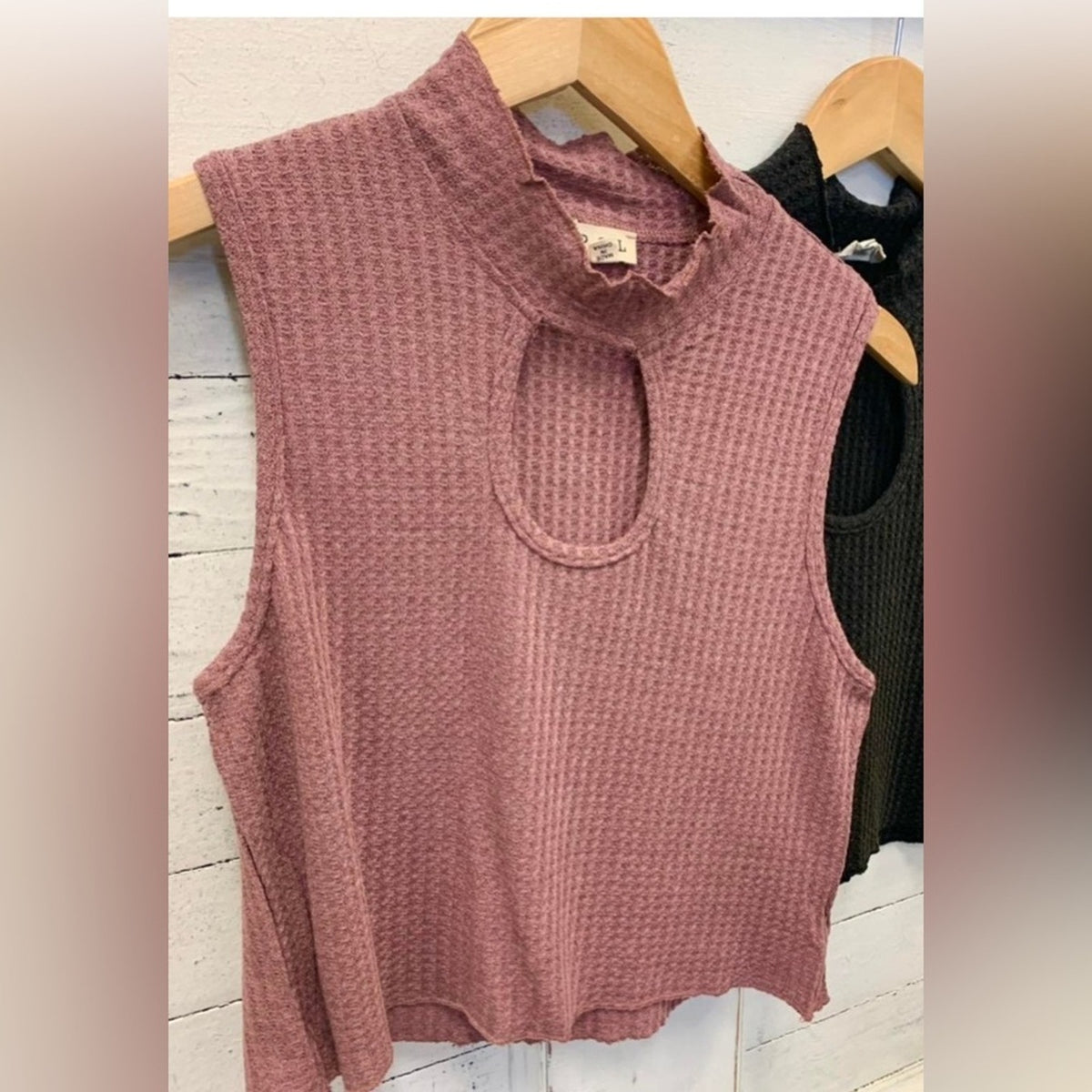 POL Cranberry Thermal Keyhole Sleeveless Mock Neck Top NWT Size