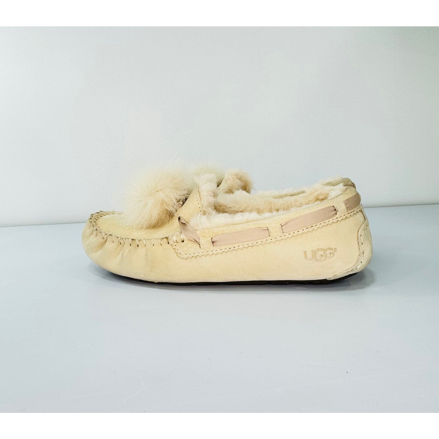 UGG  Women's Dakota Pom Pom Moccasin Size 8 Beige Suede Sheepskin Slipper