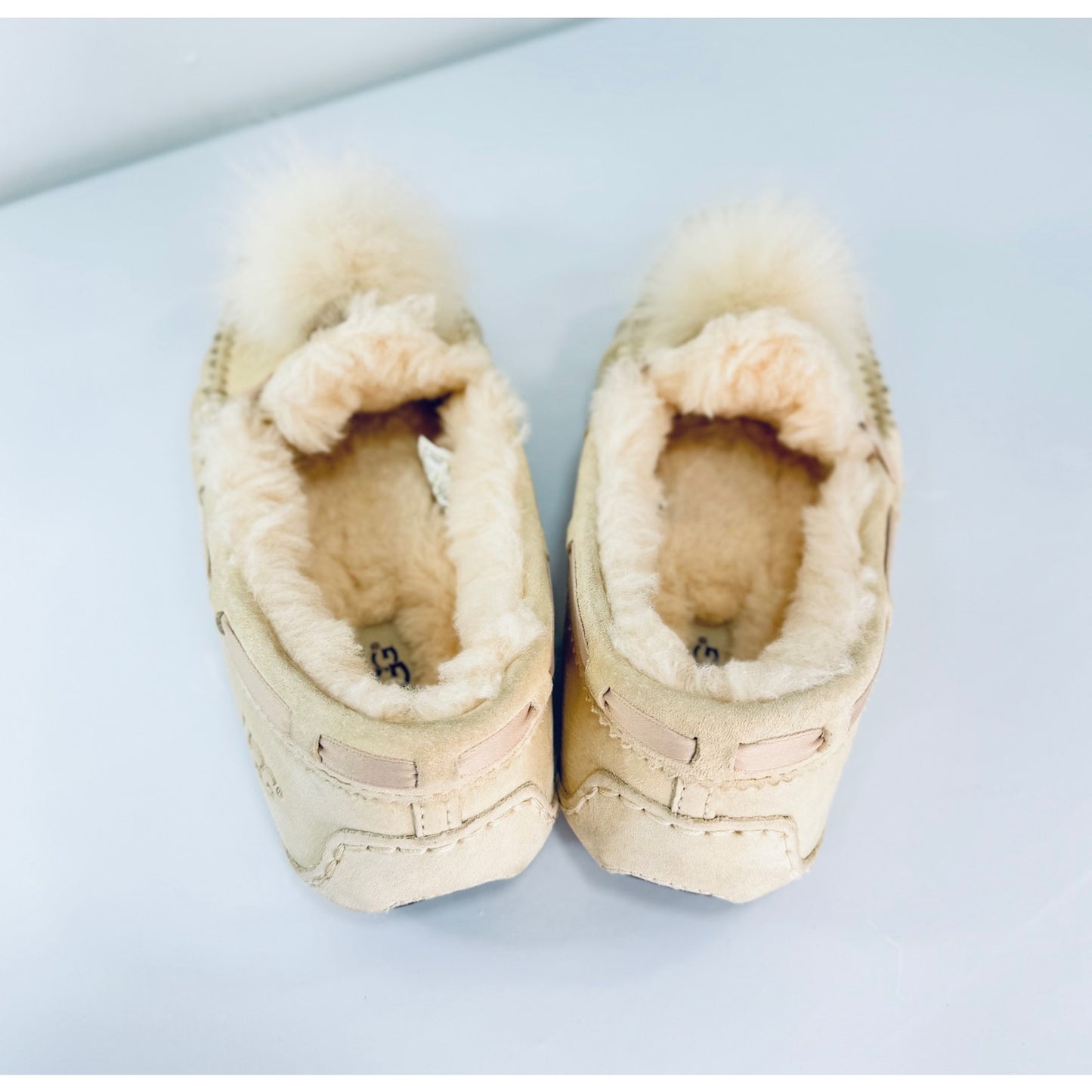 UGG  Women's Dakota Pom Pom Moccasin Size 8 Beige Suede Sheepskin Slipper