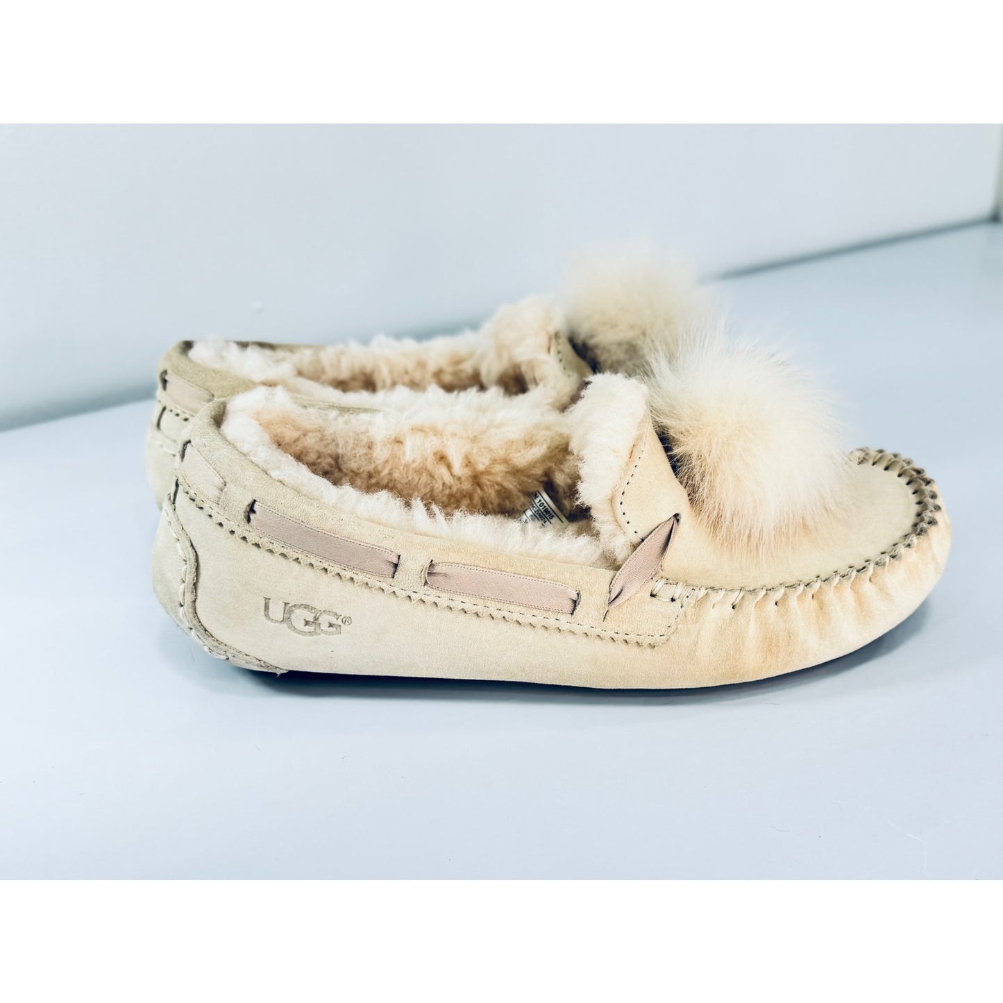 UGG  Women's Dakota Pom Pom Moccasin Size 8 Beige Suede Sheepskin Slipper