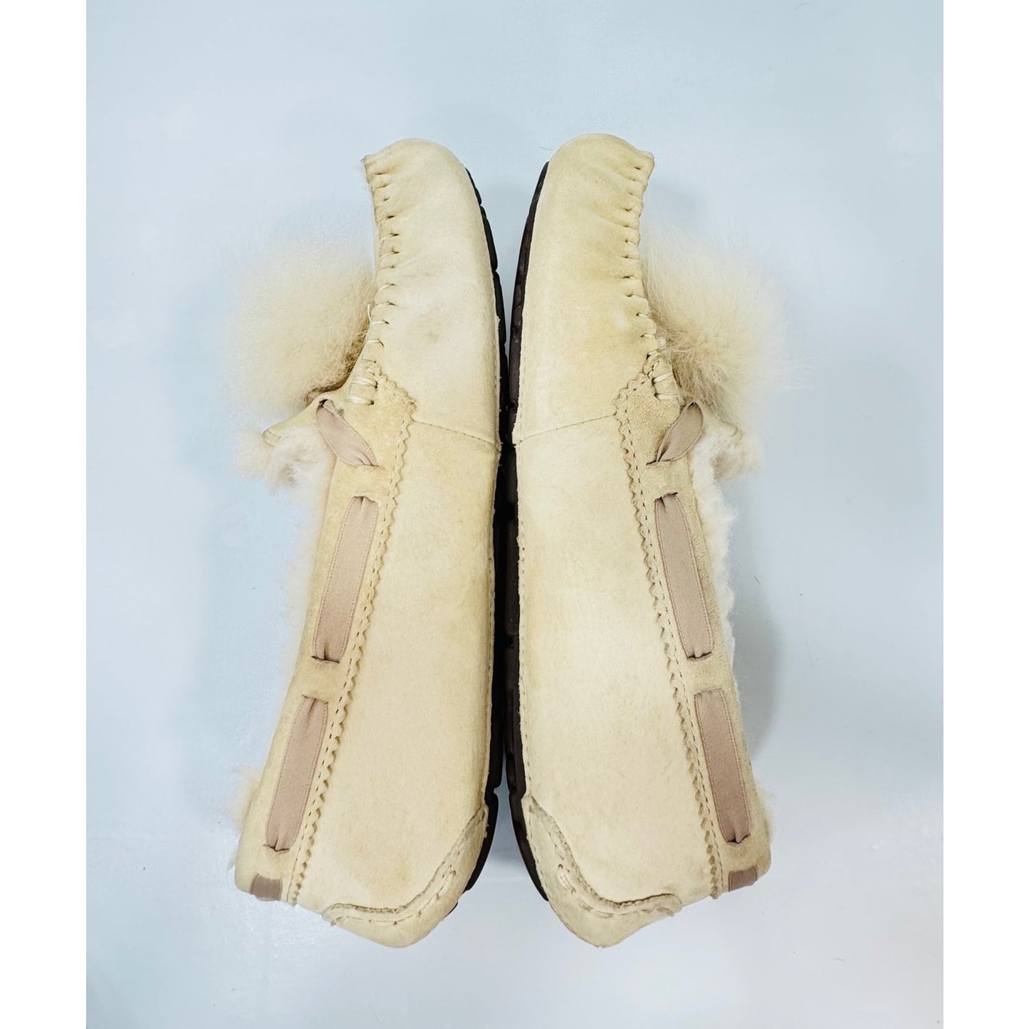 UGG  Women's Dakota Pom Pom Moccasin Size 8 Beige Suede Sheepskin Slipper