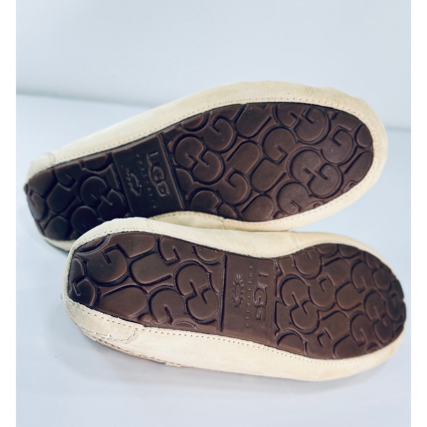 UGG  Women's Dakota Pom Pom Moccasin Size 8 Beige Suede Sheepskin Slipper